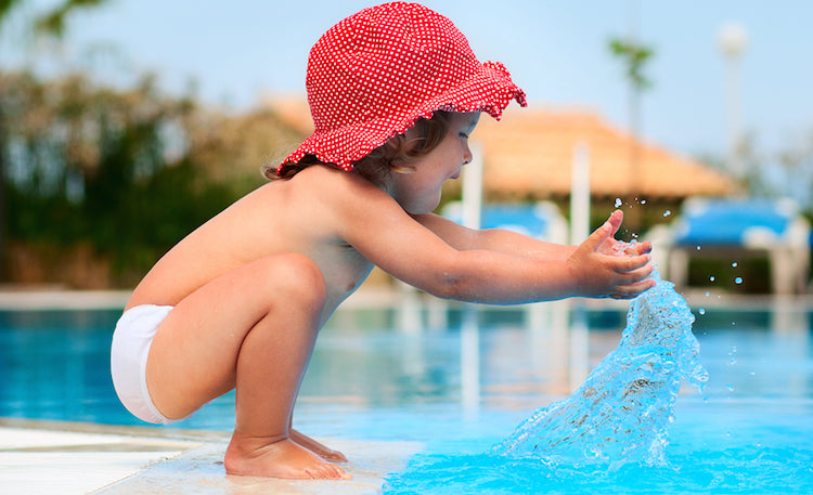 Consejos de seguridad para bebés y niños cerca a piscinas