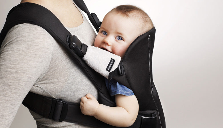 Las ventajas de cargar a tu bebé y una crianza por apego