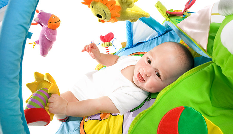 Beneficios de gimnasios y tapetes para bebé